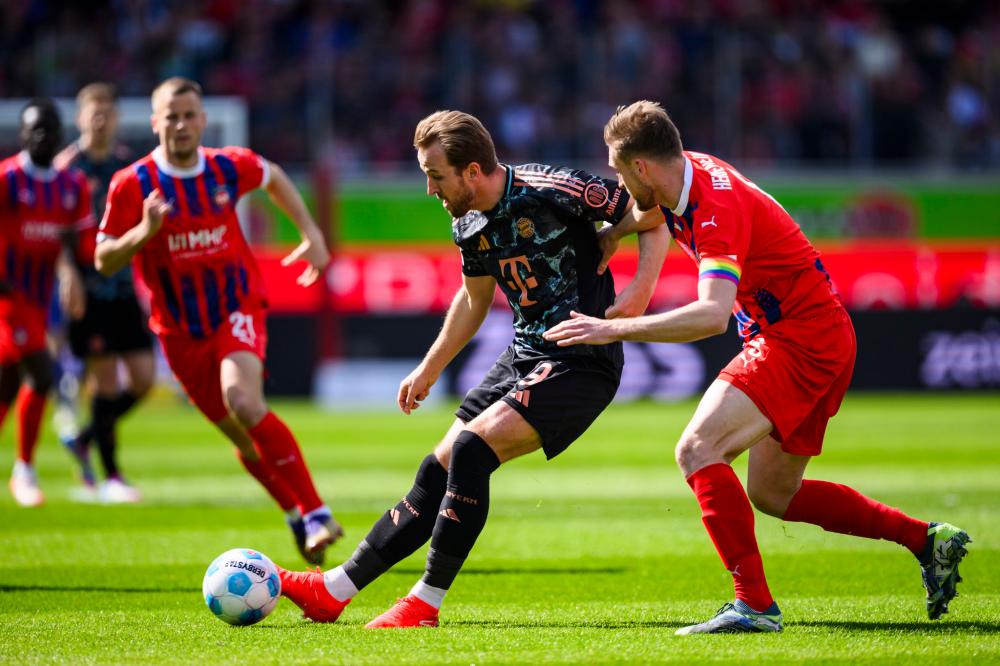 中国女足热身赛表现不佳，教练组面临调整压力.