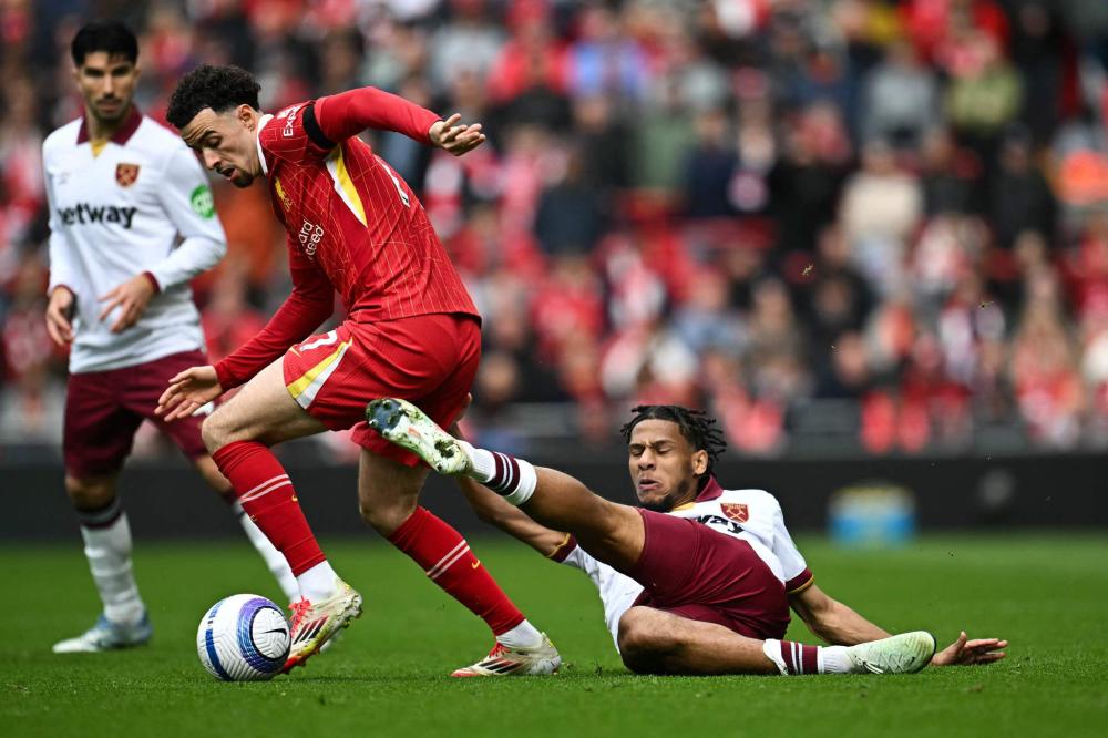 中国女足热身赛表现不佳，教练组面临调整压力.