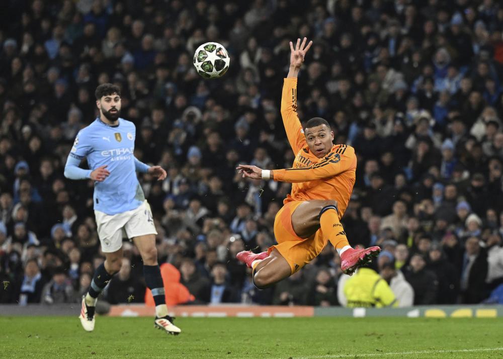 飘，浦和备战阪樱花防守稳固.